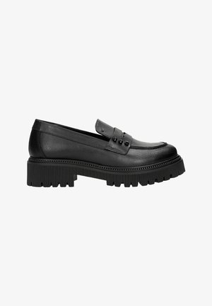 Mocassins en simili cuir noir avec un bout arrondi, ornés d'une sangle décorative avec des clous et d'une semelle en caoutchouc épaisse et striée.