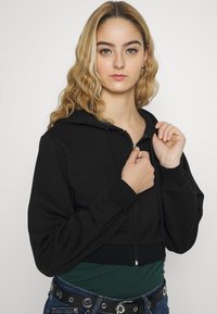 NA-KD PAMELA REIF x NA-KD - ZIP DETAIL HOODIE - Camisola com fecho - black