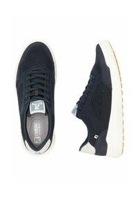 Sneakers in rete blu con suole in gomma bianca e marrone, dotati di punte arrotondate, sei occhielli per i lacci e sottili accenti del logo sul lato.