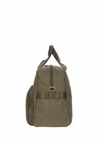 Zaino in nylon verde oliva con scomparto principale con zip, tasche laterali e manico superiore. Presenta una fascia di accento marrone e un anello in metallo.