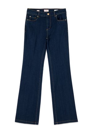 Jeans bootcut blu scuro con tasche frontali e posteriori, chiusura con bottone e zip, e cuciture a contrasto su sfondo bianco.