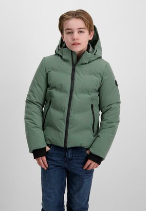 Veste rembourrée verte avec capuche, zips noirs, poches latérales et poignets noirs. Texture lisse, design moderne et coupe ajustée.