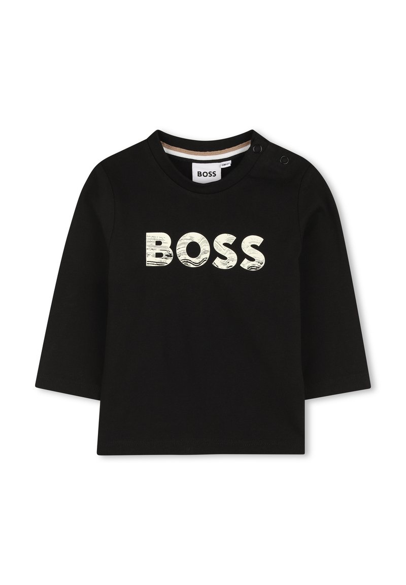 Fekete, hosszú ujjú pamut póló, nagy fehér, texturált "BOSS" logóval. Két patentgomb a gallérnál az egyszerű öltözködés érdekében.
