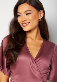 Bubbleroom FRILL WRAP SATIN MIDI DRESS - Jurk - mauve