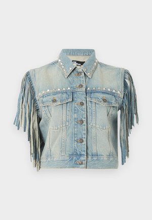 Lichtblauw denim vest met knoopsluiting aan de voorkant, zilveren piramide-studs op de kraag en borst, en lange franjes aan de korte mouwen.