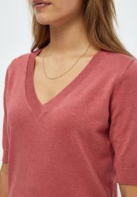Minus MIMILLA V- NECK KNIT TEE 1 - T-shirt basic - dusty cedar red melange