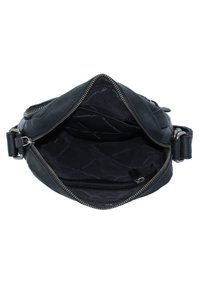 Borsa in pelle nera con interni trapuntati. Presenta una chiusura con cerniera, una tasca interna e una tracolla regolabile. Design compatto ed elegante.