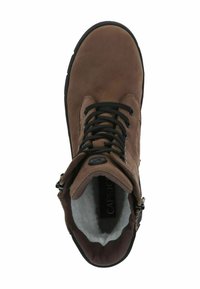 Barna bőr bokacsizma fekete talppal, fűzős és oldalán cipzáros kialakítással. Belseje puha fehér szőrrel bélelve a kényelem érdekében.