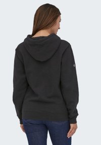 Felpa con cappuccio grigio scuro realizzata in cotone misto, con orlo e polsini a costine, e un logo sulla manica sinistra.