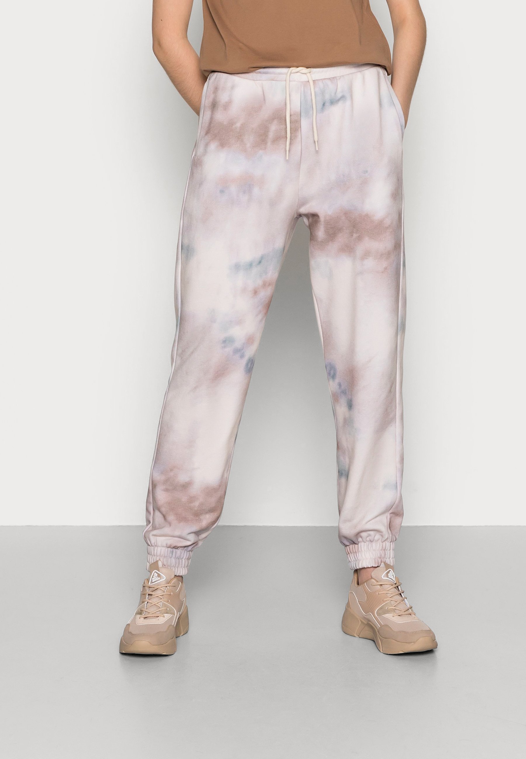 Modström HOLLY PRINT PANTS - Pantalones deportivos - sage tie dye/beige -  Zalando.es