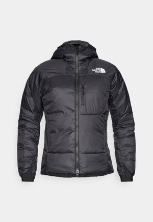 Fekete puffertanács cipzáras elejével, állítható kapucnival és mellzsebbel. Az upper bal oldalon logó található, valamint elasztikus mandzsetták.