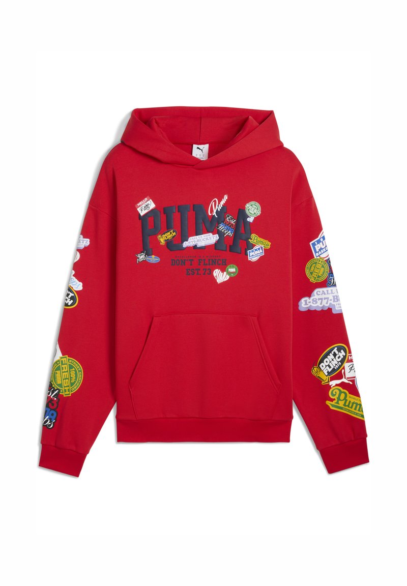 Rød hoodie med "PUMA" grafik og forskellige farverige lapper med tekst. Inklusiv en lomma foran og hætte med snørre.