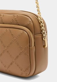 Torebka crossbody ze skóry w kolorze brązowym z wytłaczanym wzorem logo, podwójnymi komorami na zamek błyskawiczny i złotym łańcuszkiem. Gładka faktura, zaokrąglony kształt.