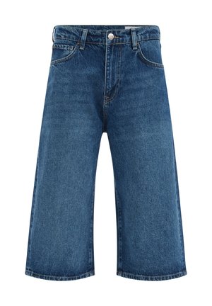 Shorts in denim blu lunghezza al ginocchio con tasche frontali, passanti per cintura, chiusura con bottoni e design a gamba larga.
