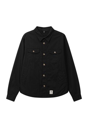 Zwart overhemd met lange mouwen, knopen voor en twee borstzakken, zijzakken en een klein wit label aan de onderkant aan de voorkant.