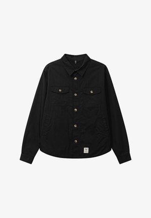 Schwarzes, langärmliges Hemd mit Knöpfen, zwei Brusttaschen, Seitentaschen und einem kleinen weißen Etikett vorne unten.