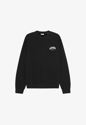 Czarna bluza z okrągłym dekoltem, długimi rękawami i małym białym nadrukiem logo na piersi. Miękki, teksturowany materiał. Klasyczny krój.