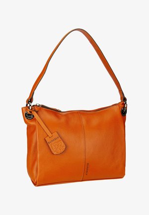 Sac à main en cuir orange avec une texture lisse, fermeture éclair et une étiquette de marque amovible. Présente un design souple et structuré ainsi qu'une bandoulière.