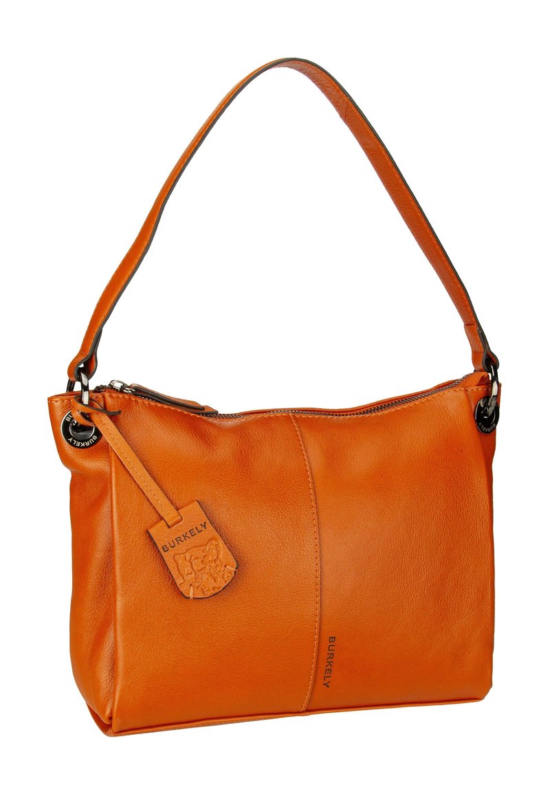 Orangefarbene Lederhandtasche mit einer glatten Textur, Reißverschlussverschluss und einem abnehmbaren Markenschild. Verfügt über ein weiches, strukturiertes Design und einen Schultergurt.