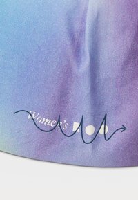 Blau-lila Farbverlauf-Stoff mit glatter Textur. Enthält "Damen" in Weiß und ein gewundenes Linienmuster in Dunkelblau.