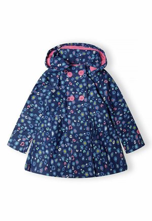 Imperméable bleu marine avec capuche, arborant un motif abstrait coloré en rose, vert et bleu. Comprend deux boutons roses à l'avant.