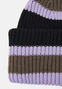 Gorro de malha com riscas alternadas em preto, lavanda, castanho e roxo claro. Apresenta uma textura canelada e tecido elástico.
