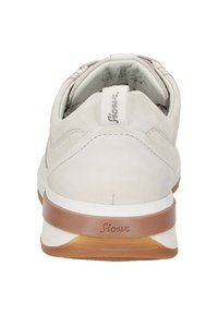 Baskets en daim gris clair avec un col rembourré, une semelle en caoutchouc marron et un talon surélevé, présentant des coutures discrètes et un logo au talon.