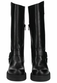 Stivali alti neri in pelle, con zip sui lati, texture liscia e suola piatta nera. Presentano un design a fascia attorno alla caviglia.