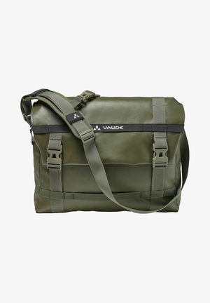 Borsa a tracolla impermeabile verde con tracolla regolabile, dettagli neri e chiusure a fibbia. Presenta una texture liscia e una forma rettangolare.