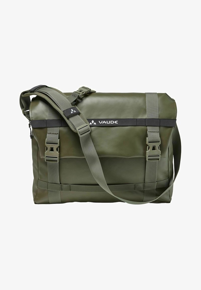 Sac messager vert imperméable avec bandoulière réglable, accents noirs et fermetures à boucle. Présente une texture lisse et une forme rectangulaire.