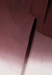 Gelaagde stof met een ombreverloop van diep kastanjebruin naar licht lavendel. Zachte textuur, lichtgewicht ontwerp, met een subtiele glans.