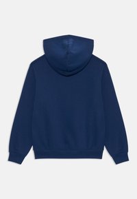 Sudadera con capucha de color azul marino, con mangas largas, puños y dobladillo acanalados, mostrada de manera plana desde la parte posterior sobre un fondo blanco.