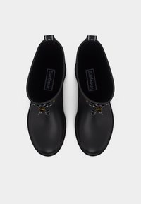 Paar schwarze Barbour knöchelhohe Regenstiefel mit runden Zehen, dekorativen Schnürsenkeln und Zuglaschen auf weißem Hintergrund.