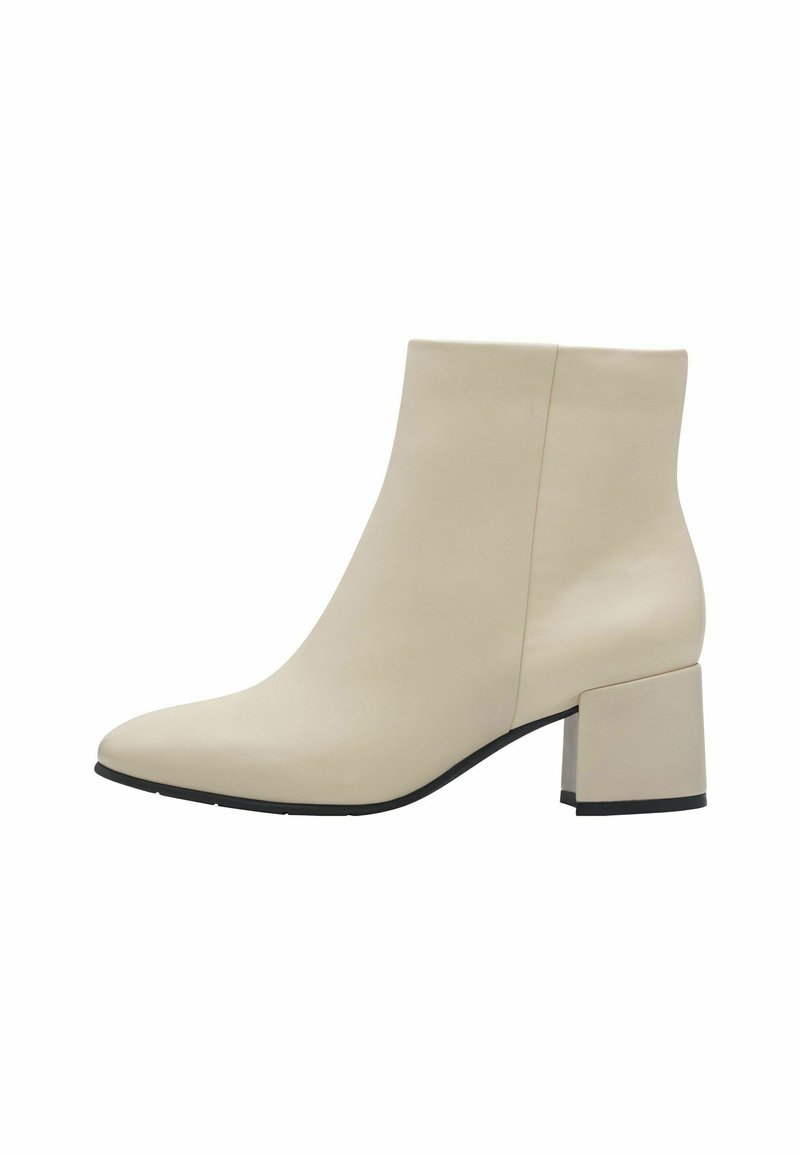 Botín beige de piel lisa, con punta afilada y tacón cuadrado grueso, con un diseño limpio y minimalista y suela negra.
