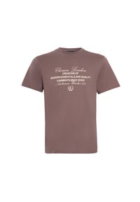 Braunes Baumwoll-T-Shirt mit kurzen Ärmeln, das weißen Text enthält, einschließlich des Markennamens sowie Details zur Kollektion und dem Datum des Kleidungsstücks.