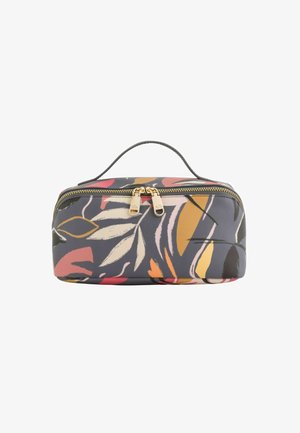Neceser con estampado floral en gris oscuro con herrajes dorados. Presenta un cierre de cremallera y un asa superior para un fácil transporte. Textura suave.