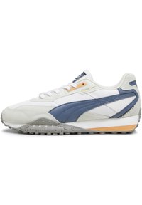 Weißer und marineblauer Sneaker aus Wildleder und Mesh-Materialien, ausgestattet mit einer Gummisohle mit runden Profilen und orangefarbenen Akzenten in der Nähe der Schnürsenkel.