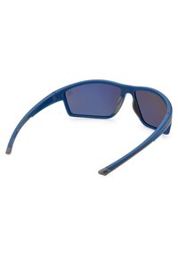 Gafas de sol deportivas con un marco de plástico azul, lentes oscuros con degradado y acentos grises. Diseño aerodinámico con brazos curvados para mayor comodidad.