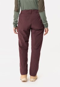 Levendige bordeauxrode broeken van textuurstof, slim fit met een hoge taille en zijzakken, gecombineerd met een groene lange mouw top.