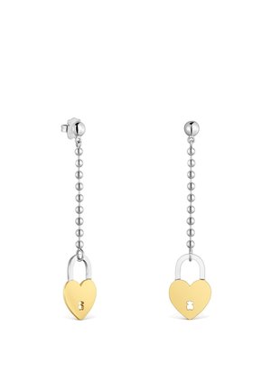 Orecchini pendenti con catena a palline in argento e ciondoli a forma di lucchetto a cuore dorato con tagli a forma di serratura alle estremità.