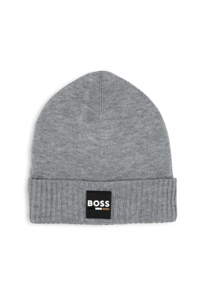 Szary beanie wykonany z miękkiego materiału dzianinowego, złożonym brzegiem i czarną metką z nazwą marki "BOSS" w białym i złotym druku.