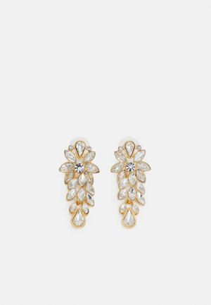 Boucles d'oreilles dorées avec des cristaux clairs en forme de goutte et de marquise disposés en un motif floral en cascade sur fond blanc.