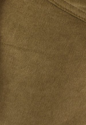 Tela de pana marrón con textura de estrías verticales. La tela es suave, con un color uniforme y un brillo sutil, adecuada para diversas prendas de vestir.