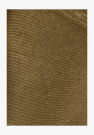 Tela de pana marrón con textura de estrías verticales. La tela es suave, con un color uniforme y un brillo sutil, adecuada para diversas prendas de vestir.