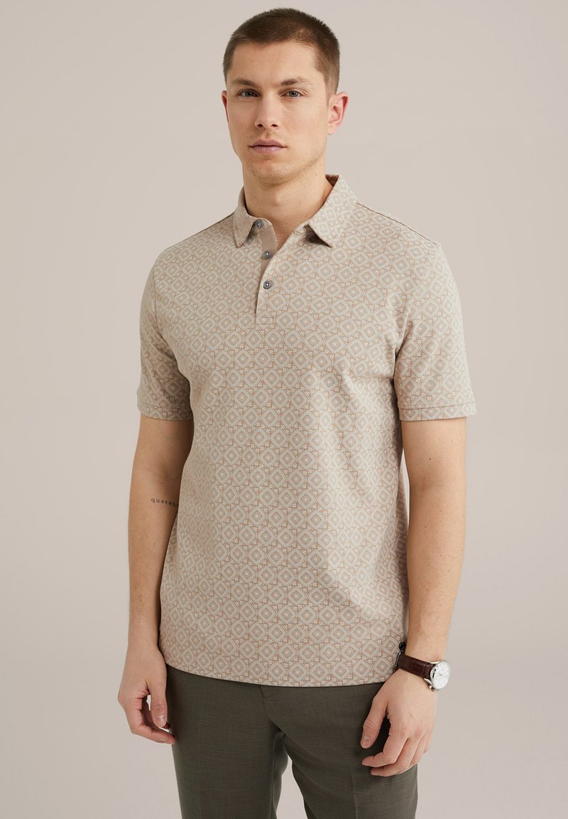 Camisa de polo beige con un patrón geométrico de diamantes, que presenta un cuello con solapa y tres botones. Fabricada en tejido suave y con mangas cortas.