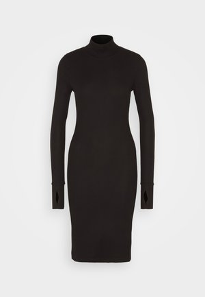 Vestido negro de punto acanalado con cuello alto, mangas largas con acentos recortados y una silueta ajustada que cae por encima de la rodilla.