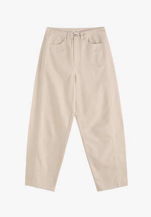 Bézs színű, magas derekú pamut nadrág, két elülső zsebbel, gombos lezárással és bő, egyenes szárú kialakítással.