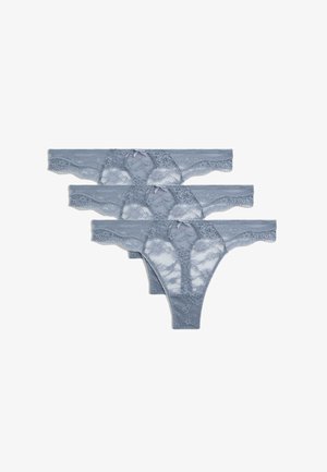 Trois paires de tangas de dentelle gris clair avec des motifs floraux, des bords festonnés et de petits nœuds à l'avant, présentant une texture transparente.
