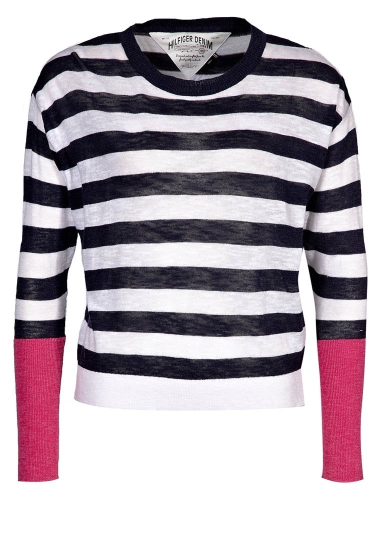 Sweter w paski w czerni i bieli z kontrastującymi różowymi rękawami, wykonany z lekkiego materiału, z okrągłym dekoltem i luźnym krojem.