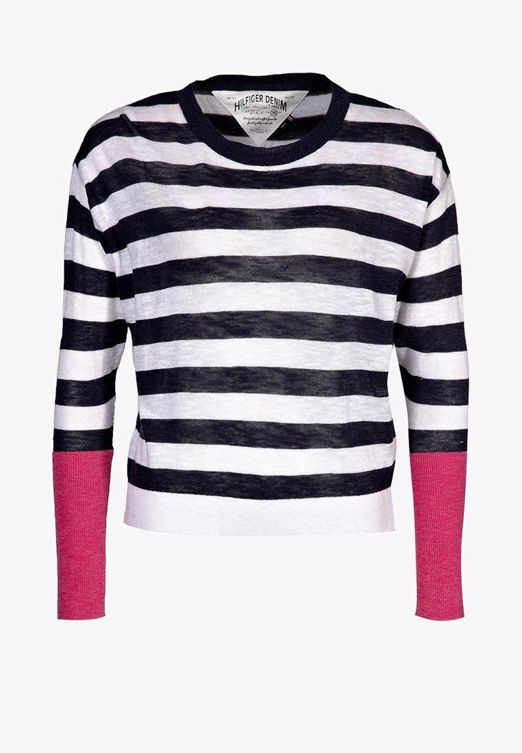 Sweter w paski w czerni i bieli z kontrastującymi różowymi rękawami, wykonany z lekkiego materiału, z okrągłym dekoltem i luźnym krojem.